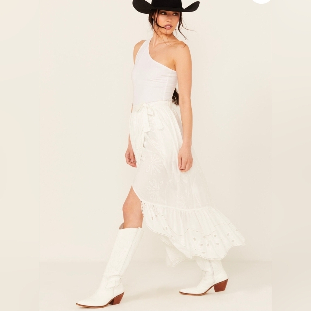 NWOT Beyon The Radar White High-Low Skirt for Women